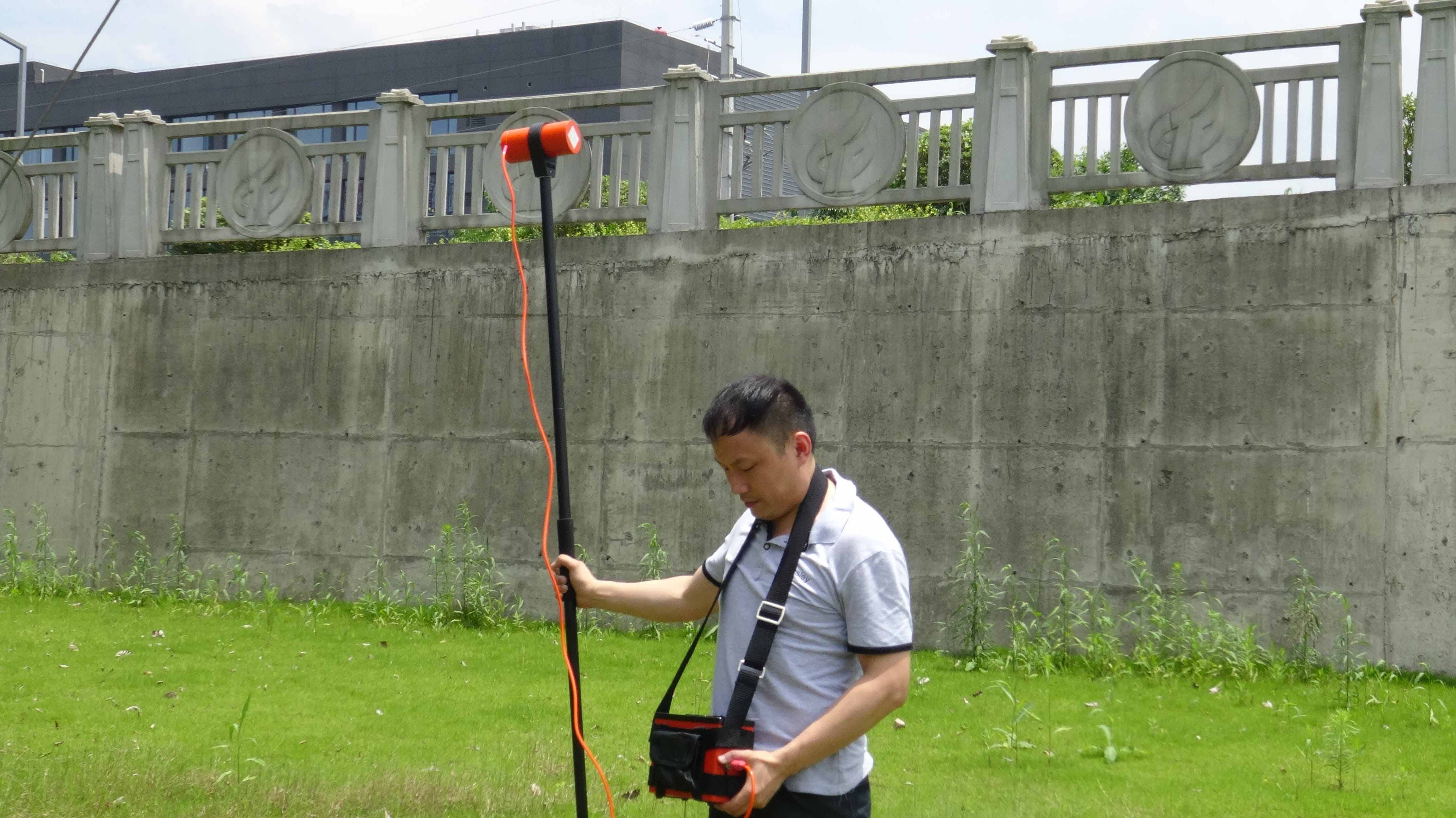 Magnetic Pipe and Cable Locator Magnetic Pipe and Cable Locator Magnetic Pipe and Cable Locator